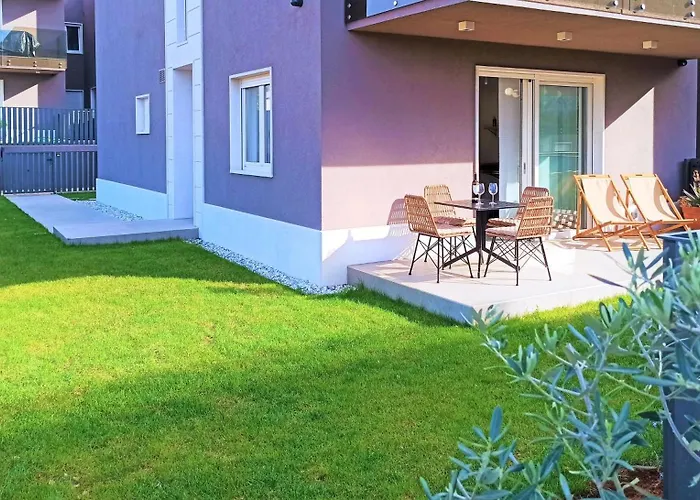 Apartman With Parking Space - 24316 Poreč